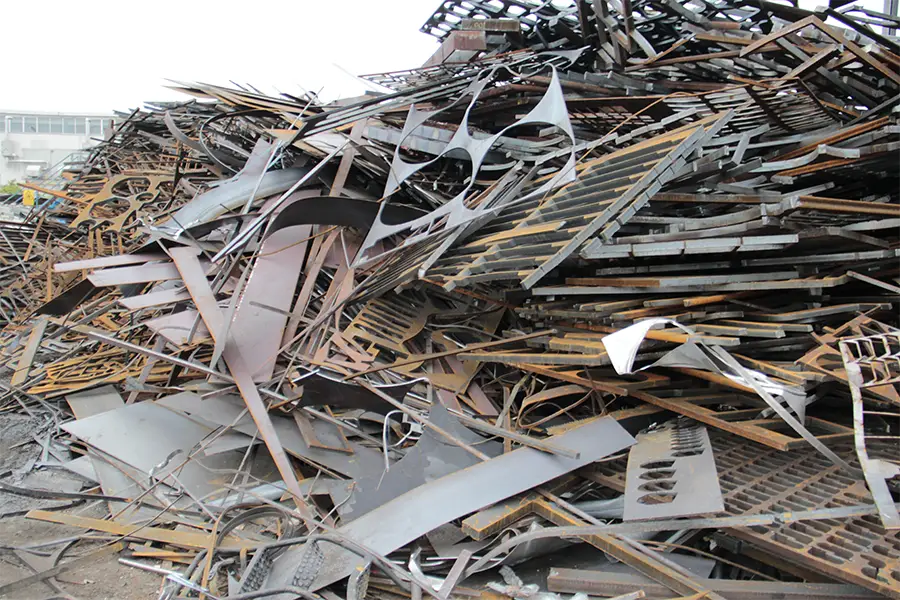 Shredding and treatment plants for pantographed skeleton sheet metal and slit coils